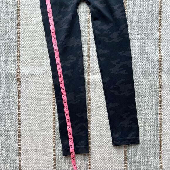 Spanx Seamless Black Grey Camo High Rise Leggings Women’s Size Medium - Picture 4 of 10